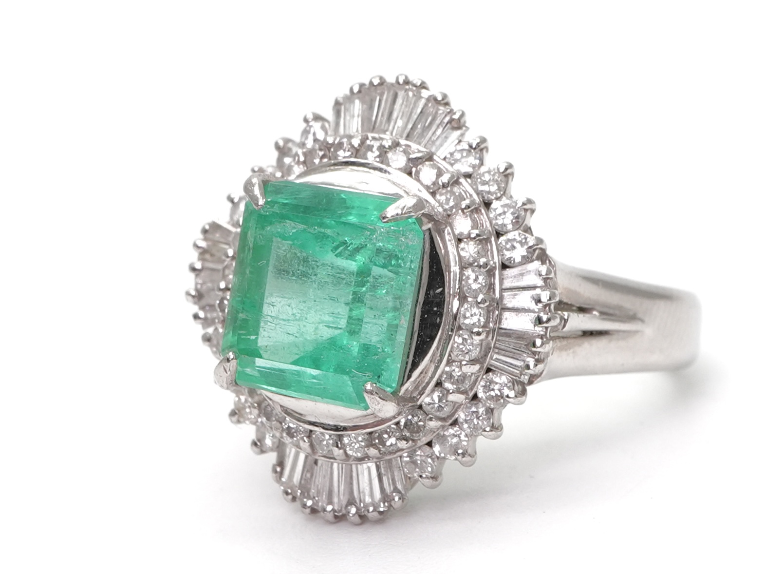 投稿記事「エメラルド ダイヤ リング Pt900 3.57ct D0.82ctを買取しました！」の商品画像