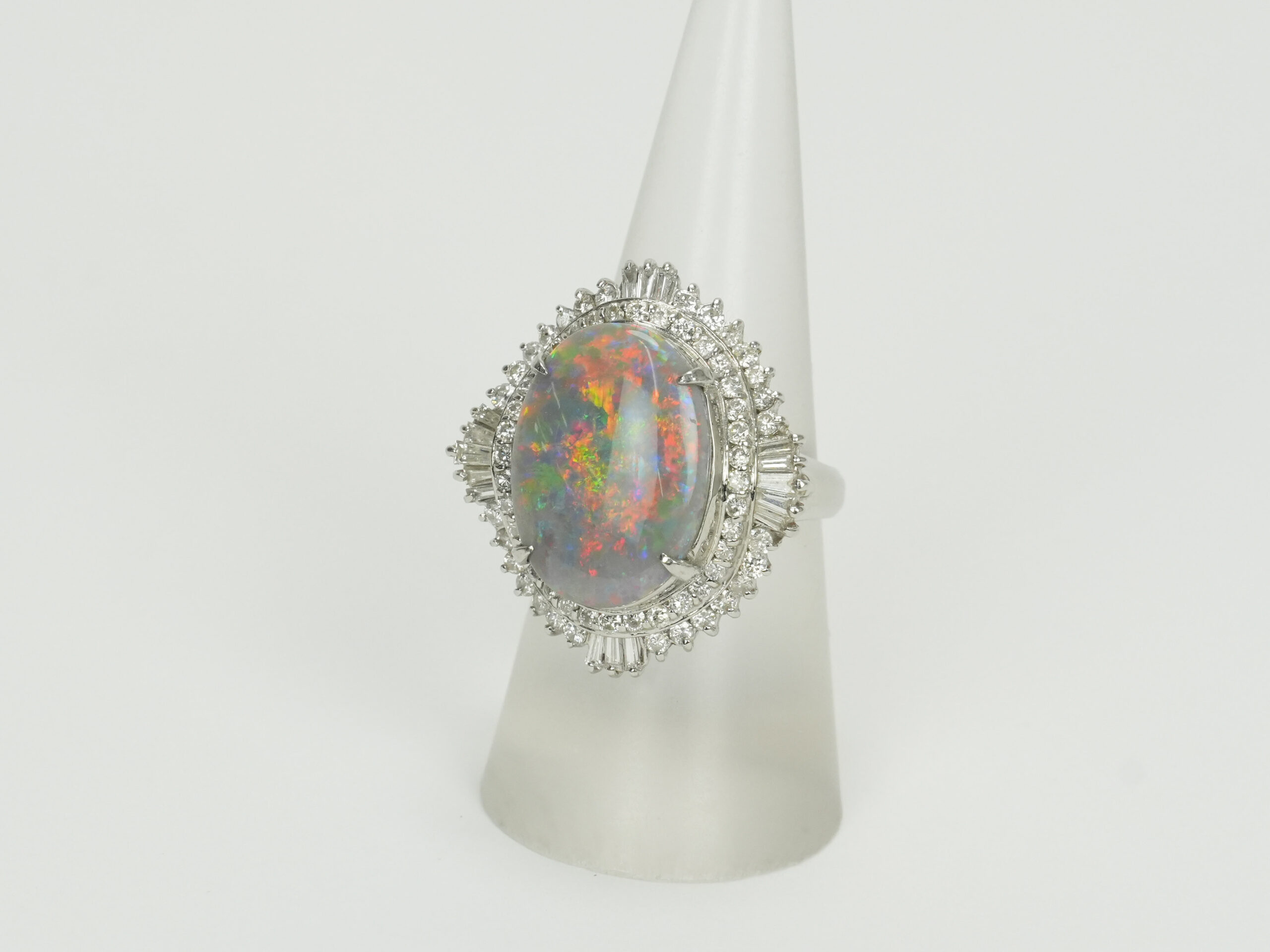 投稿記事「オパール　ダイヤモンド　リング　Pt900　5.71ct　D1.48ctを買取しました！」の商品画像