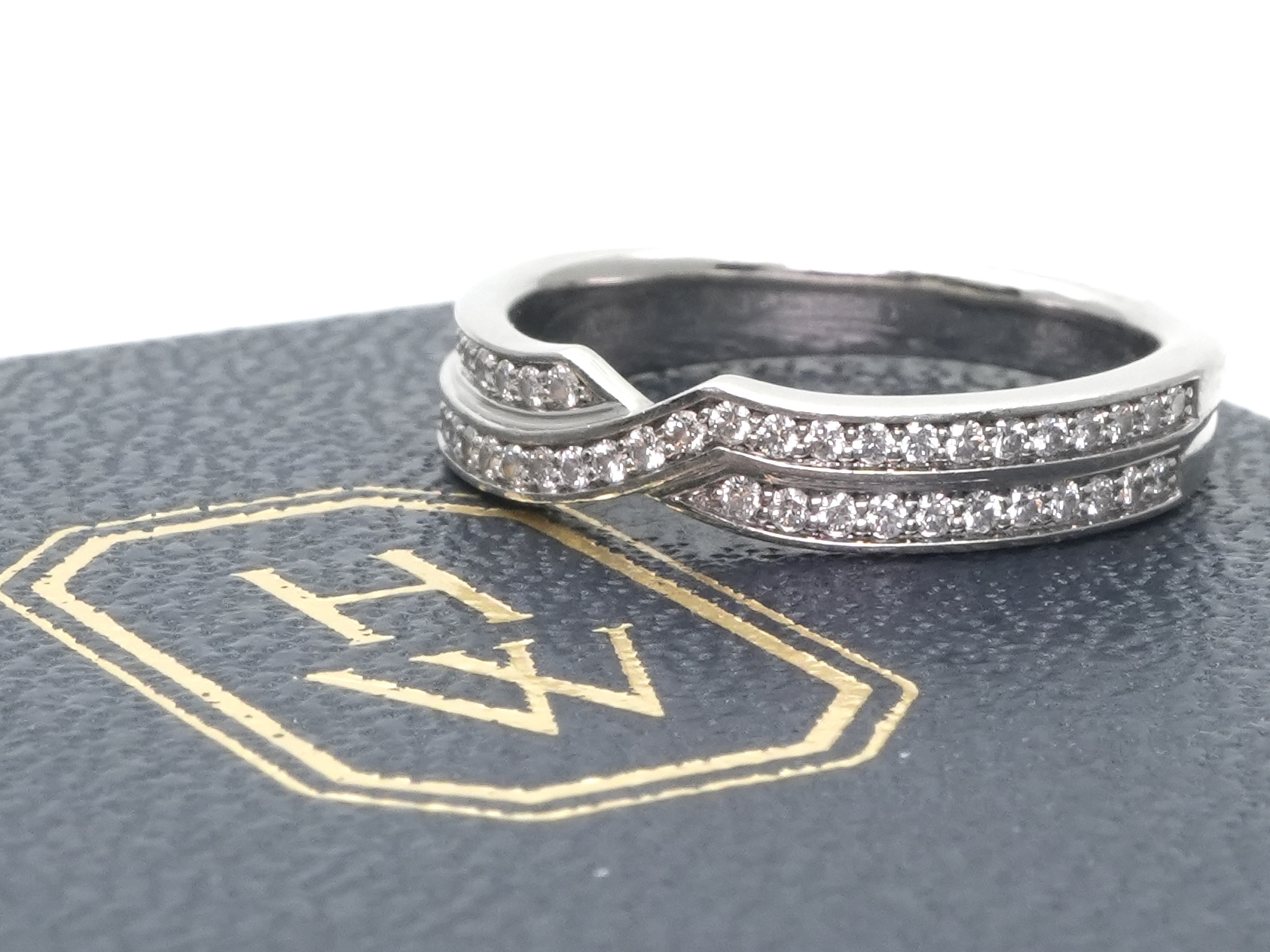 投稿記事「ハリーウィンストン トリスト ツーロウ バンド ダイヤ リング Pt950を買取しました！」の商品画像