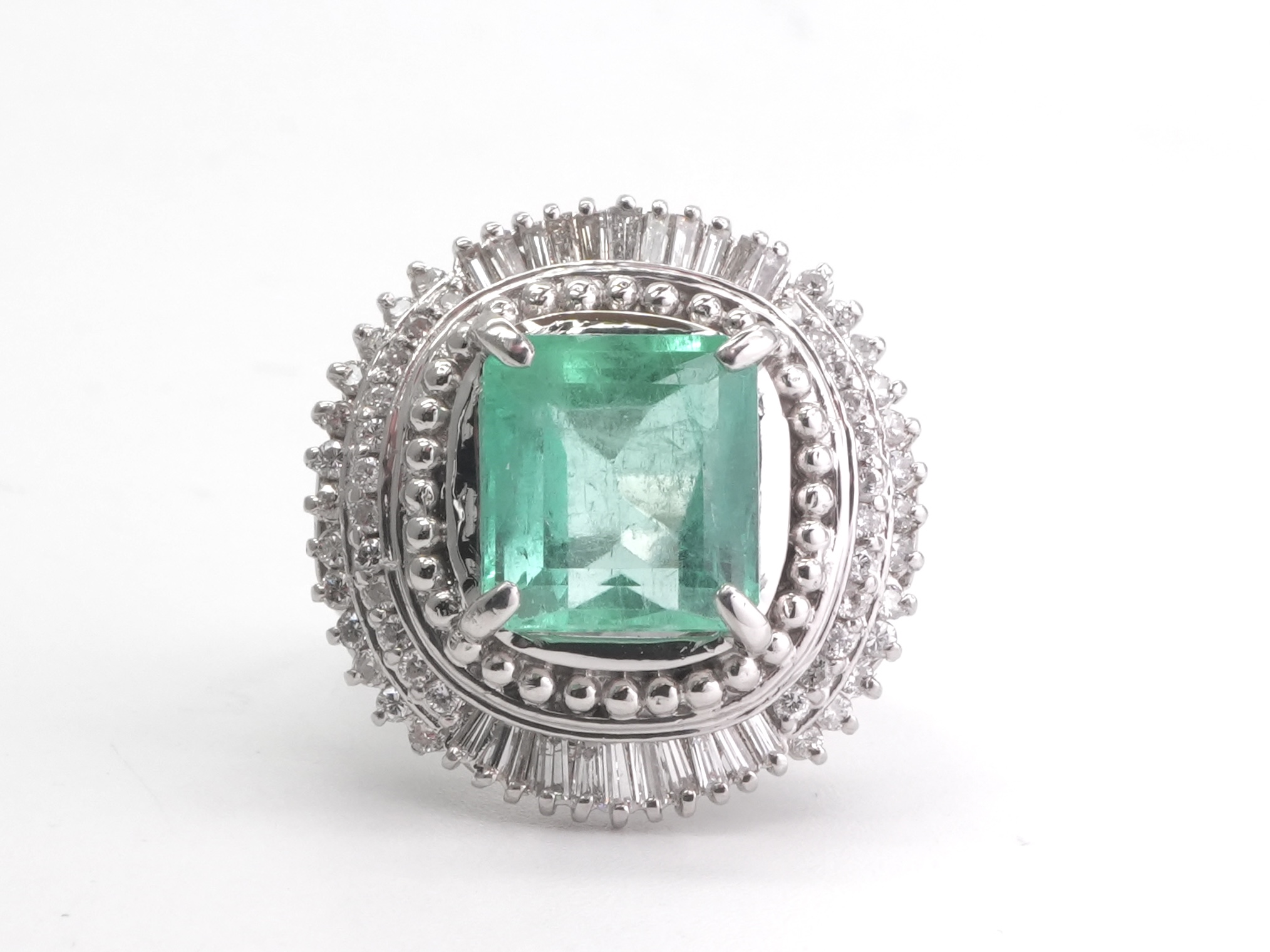 投稿記事「エメラルド ダイヤ リング Pt900 4.50ct D0.84ctを買取しました！」の商品画像