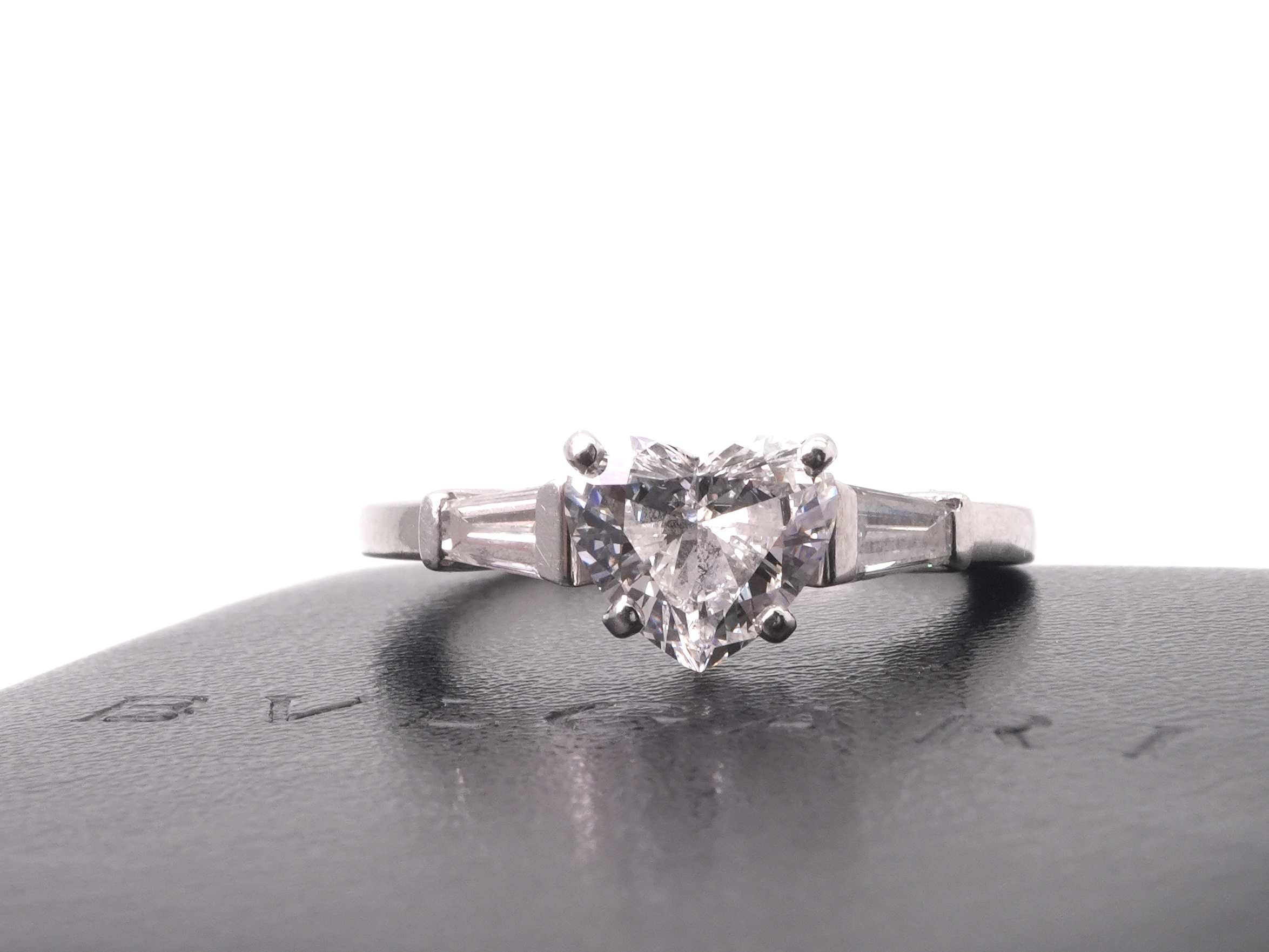 投稿記事「ブルガリ グリフ ダイヤモンド リング Pt950 ハートシェイプを買取しました！」の商品画像