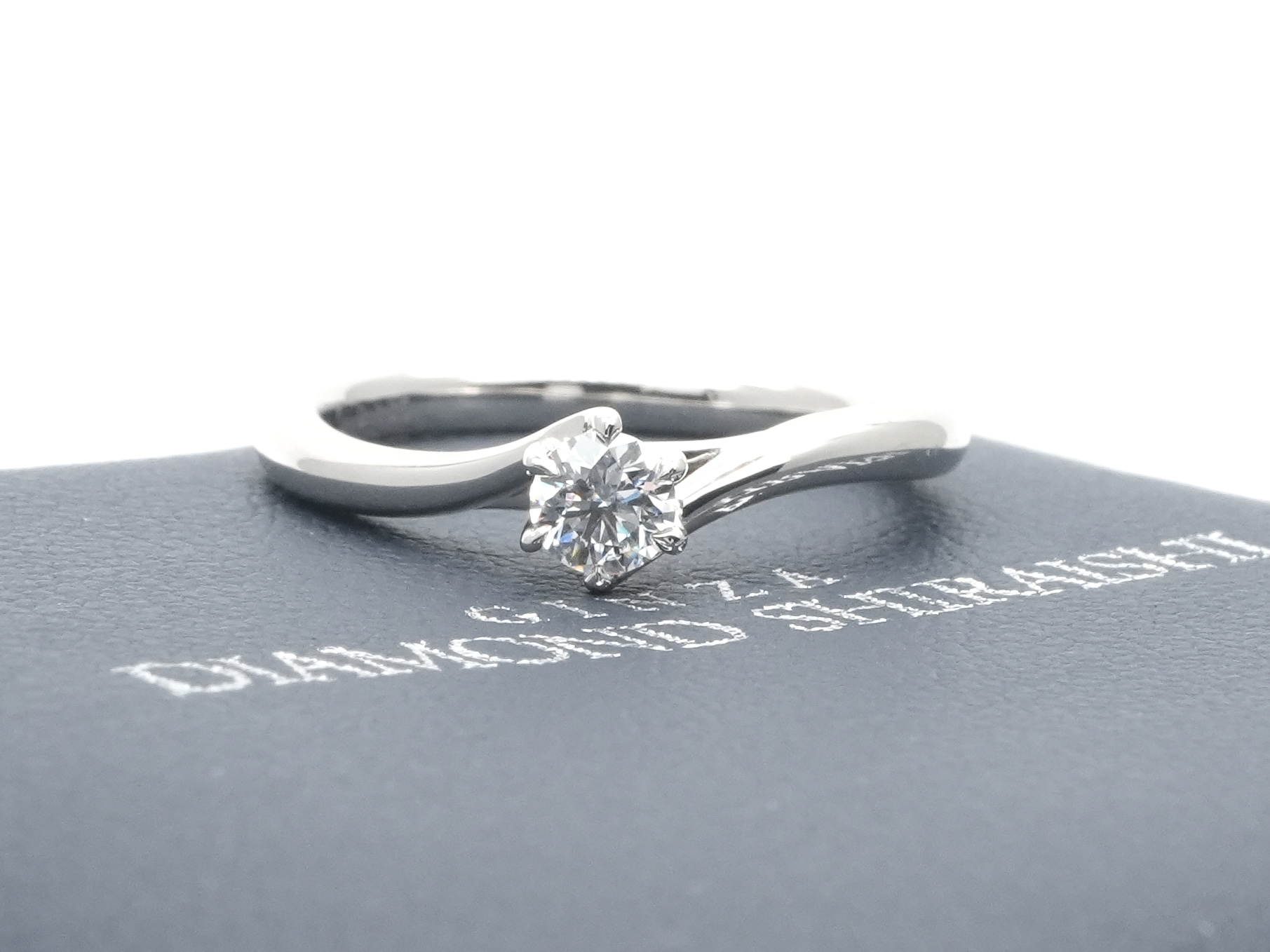 投稿記事「ダイヤモンドシライシ ダイヤモンド エンゲージリング Pt950を買取しました！」の商品画像