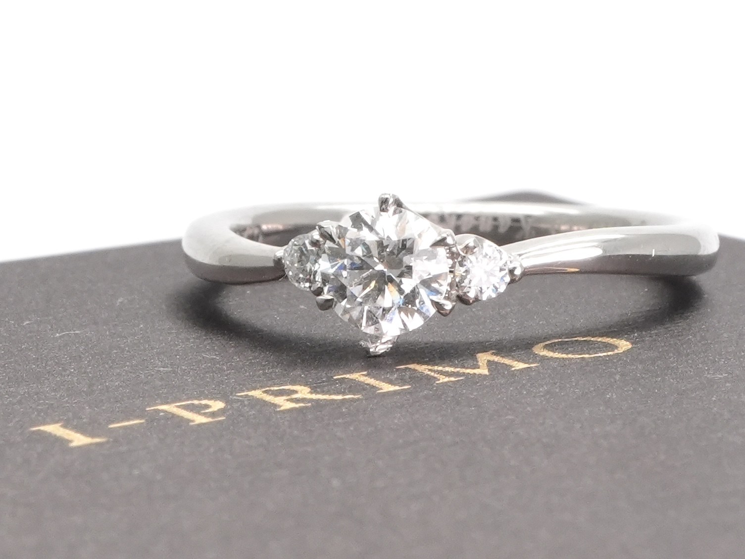 投稿記事「アイプリモ ヴィオラ ダイヤ リング Pt950 エンゲージリングを買取しました！」の商品画像