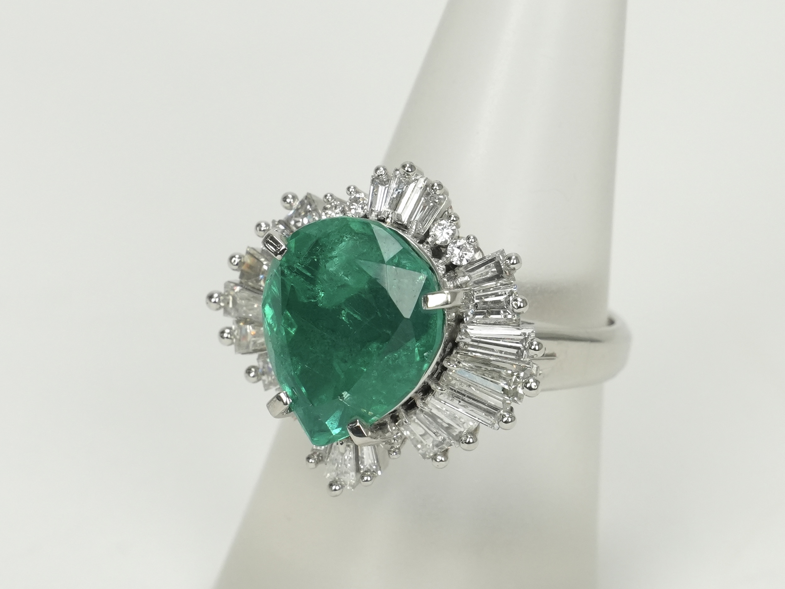 投稿記事「エメラルド ダイヤモンド リング Pt900 6.70ct D2.23ctを買取しました！」の商品画像