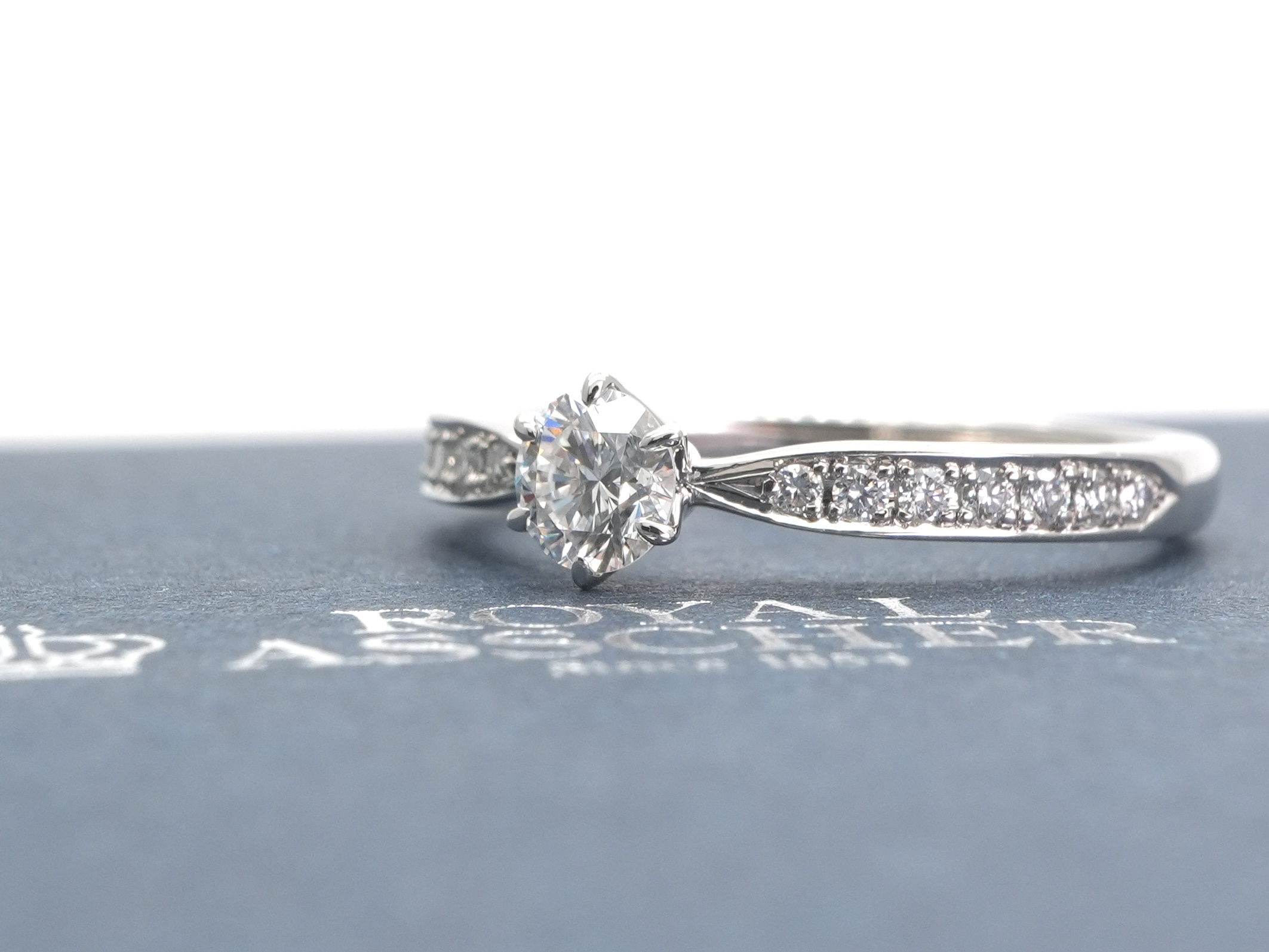 投稿記事「ロイヤルアッシャー フロリアード エンゲージリング ダイヤモンド 0.23ct Pt950を買取しました！」の商品画像