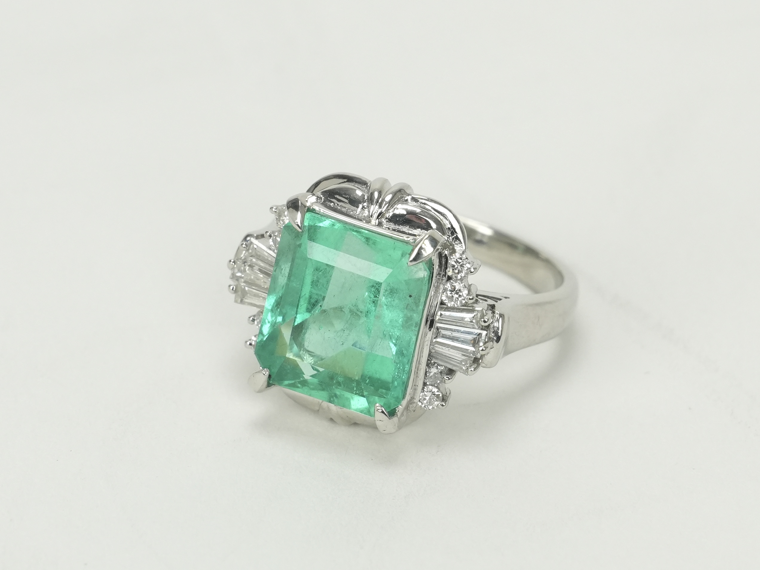 投稿記事「エメラルド ダイヤモンド リング Pt900 6.16ct D0.45ctを買取しました！」の商品画像