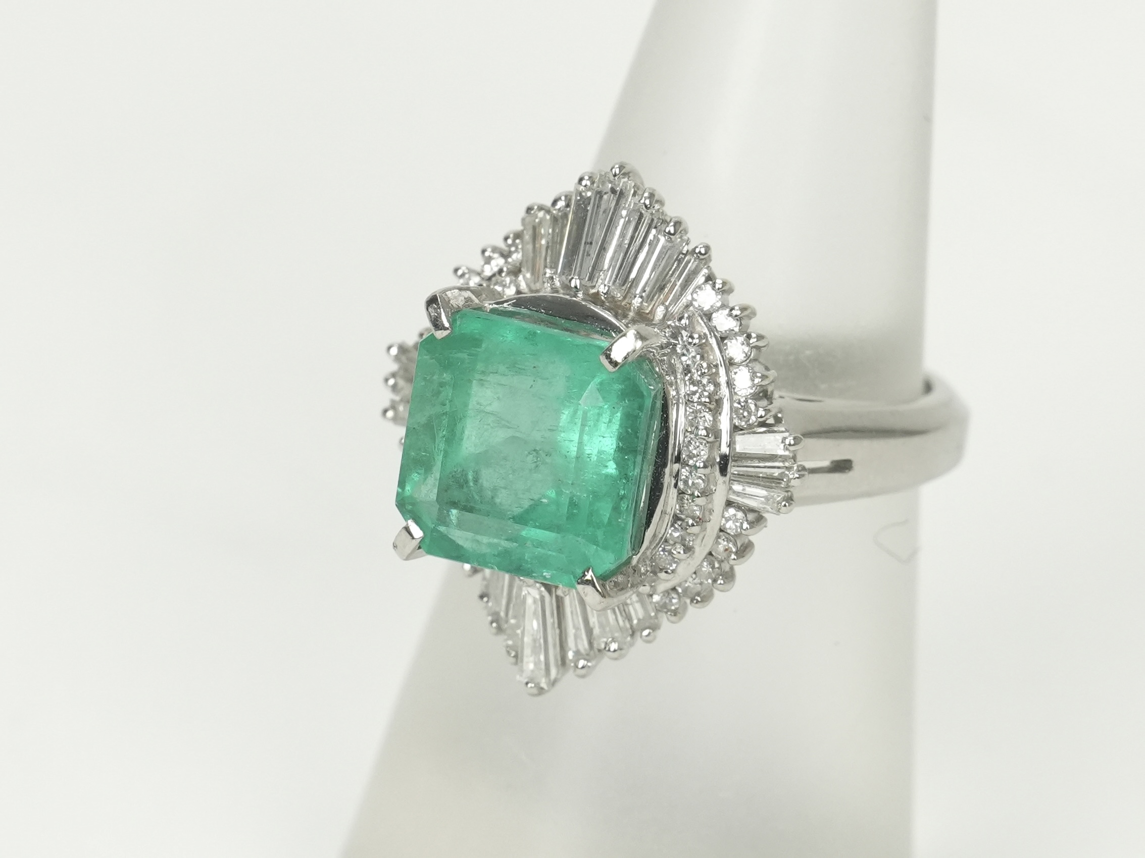 投稿記事「エメラルド ダイヤモンド リング Pt900 5.13ct D0.82ctを買取しました！」の商品画像