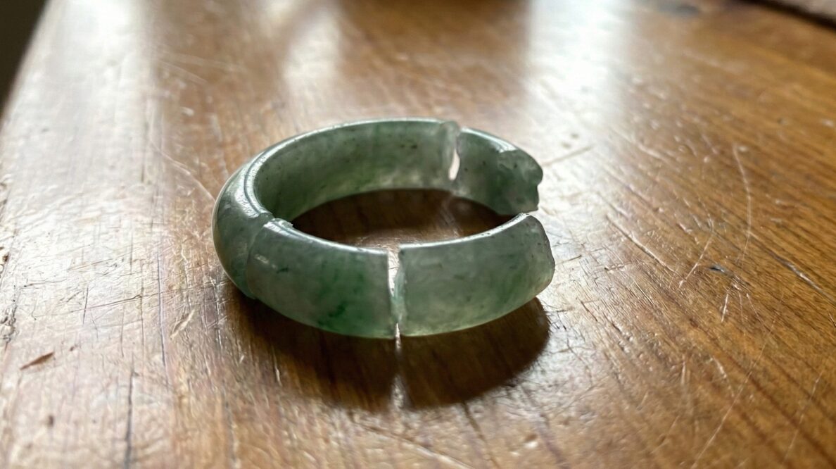 割れたジェダイトのバングルのイメージ画像