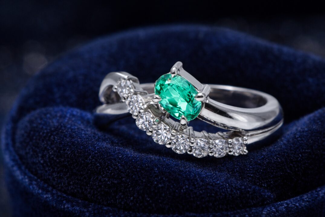 パライバトルマリンのリングが台座にセットされているイメージ画像