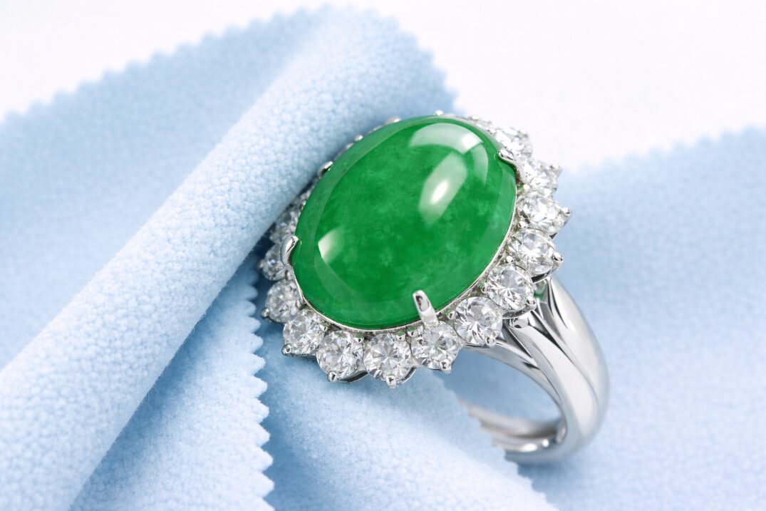 クロスで手入れされた翡翠リングのイメージ画像