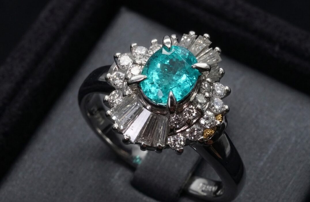 高品質なメレダイヤ・プラチナ土台のパライバトルマリンリングの画像