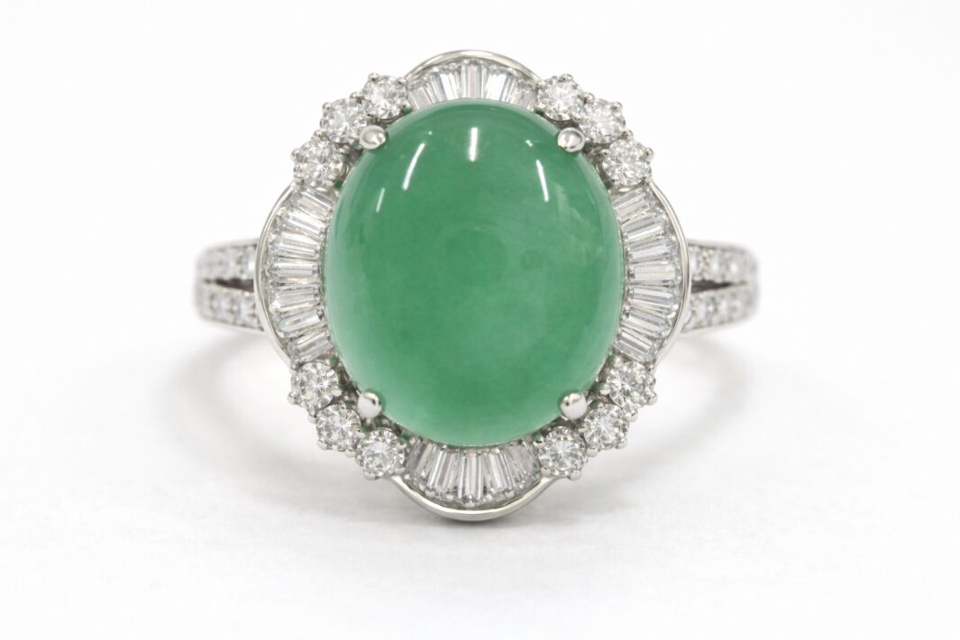 B貨の翡翠をあしらったリング