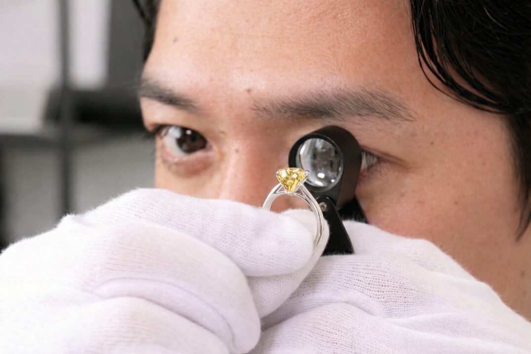 カラーダイヤを査定する鑑定士のイメージ画像