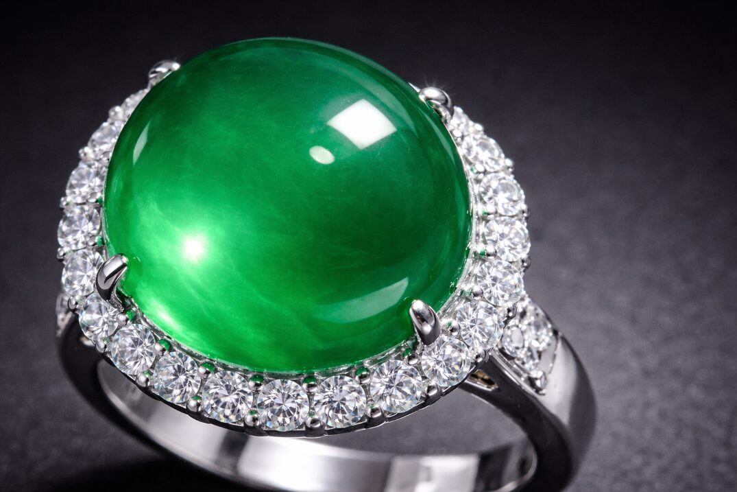 高品質なジェダイトのメレダイヤリングの画像
