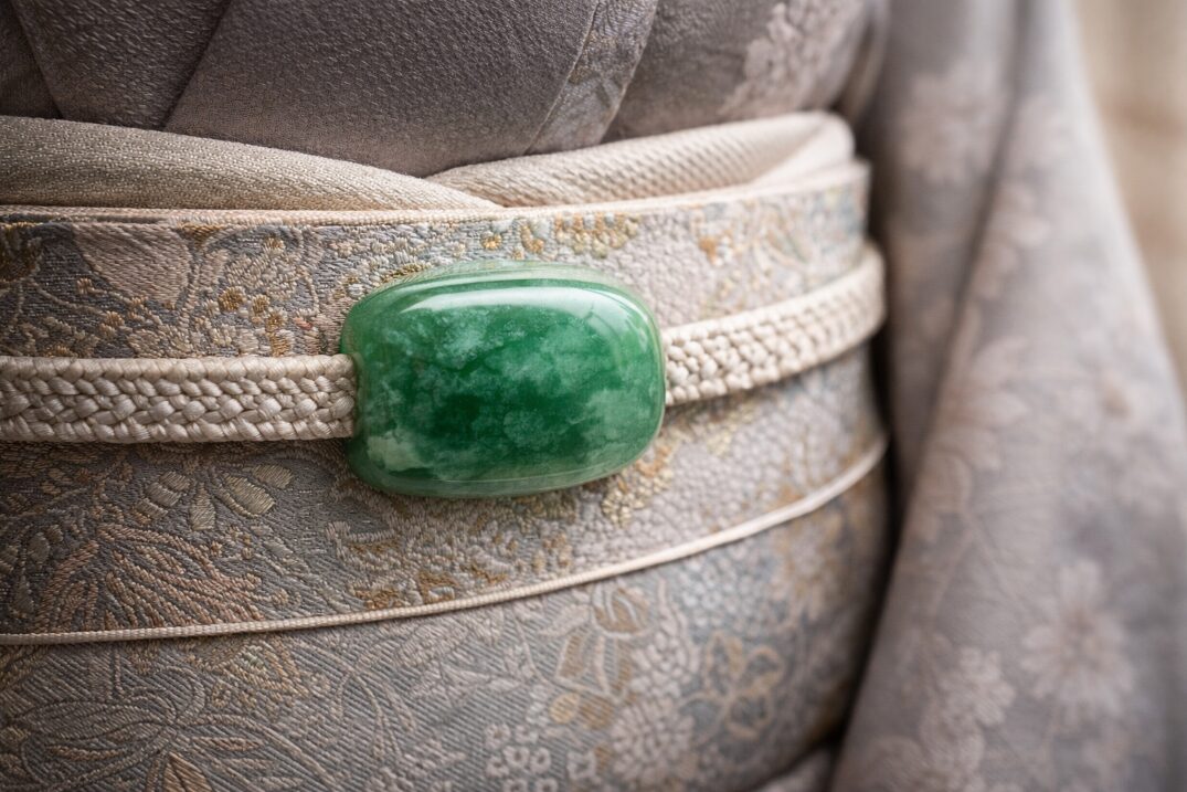 翡翠の帯留めを着用しているイメージ画像