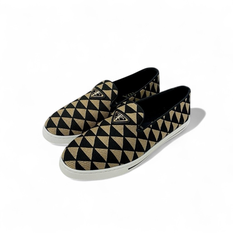 投稿記事「プラダ トライアングルロゴ ファブリック スリッポン ベージュ ブラックを買取しました！」の商品画像