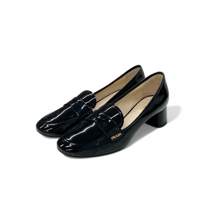 投稿記事「プラダ ロゴ パテント レザー ローファー ブラックを買取しました！」の商品画像