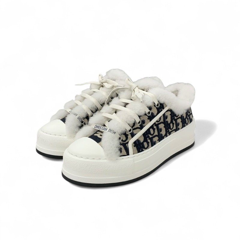 投稿記事「クリスチャンディオール WALK’N’DIOR ムートン ファブリック スニーカー ネイビー ホワイトを買取しました！」の商品画像