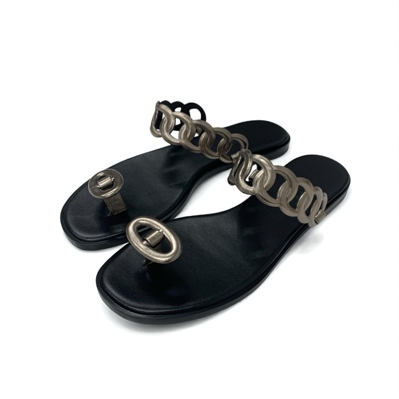 投稿記事「エルメス イオス シェーヌダンクル レザー フラットサンダル ブラック メタリックを買取しました！」の商品画像