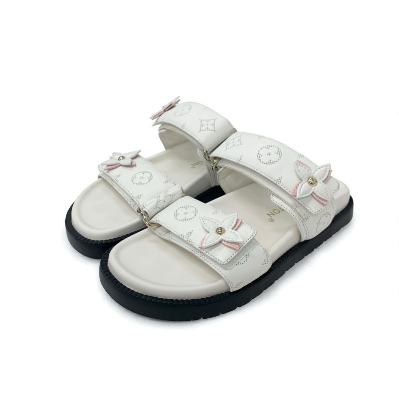 投稿記事「ルイヴィトン サンセットライン レザー モノグラム チャーム コンフォート ミュール フラットサンダル ホワイトを買取しました！」の商品画像