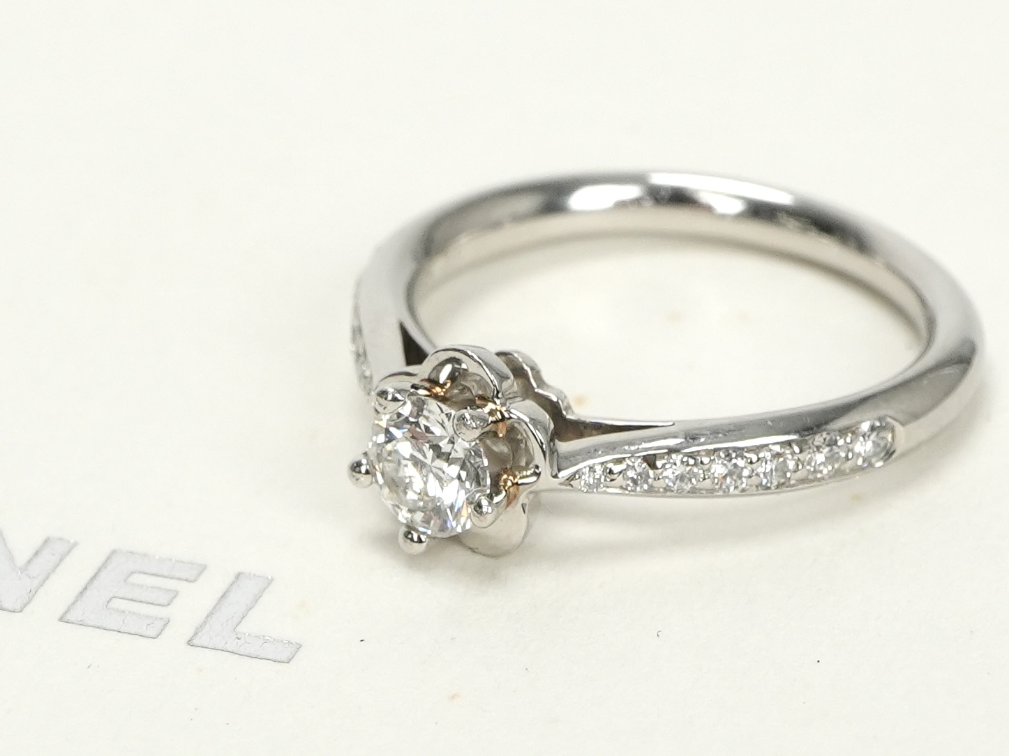 投稿記事「シャネル カメリア ダイヤ リングを買取しました！」の商品画像