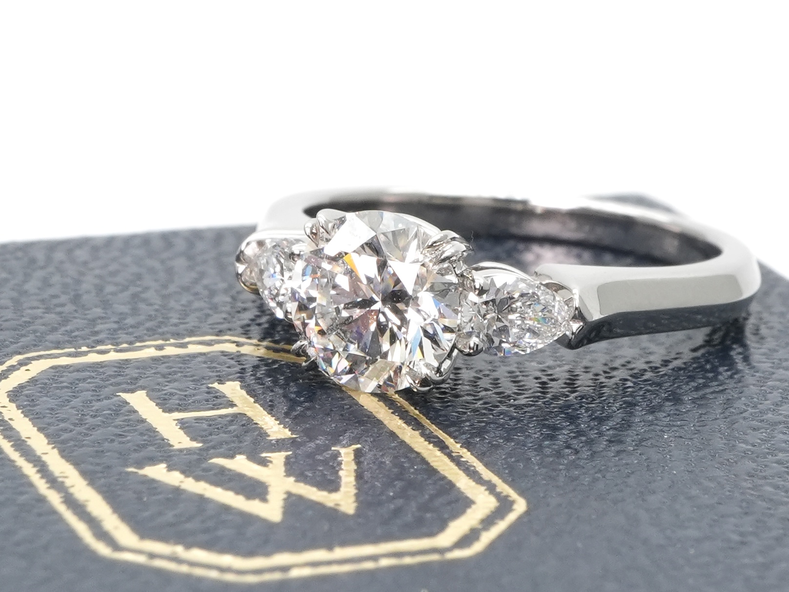 投稿記事「ハリーウィンストン ラウンドカット クラシック ダイヤ リングを買取しました！」の商品画像