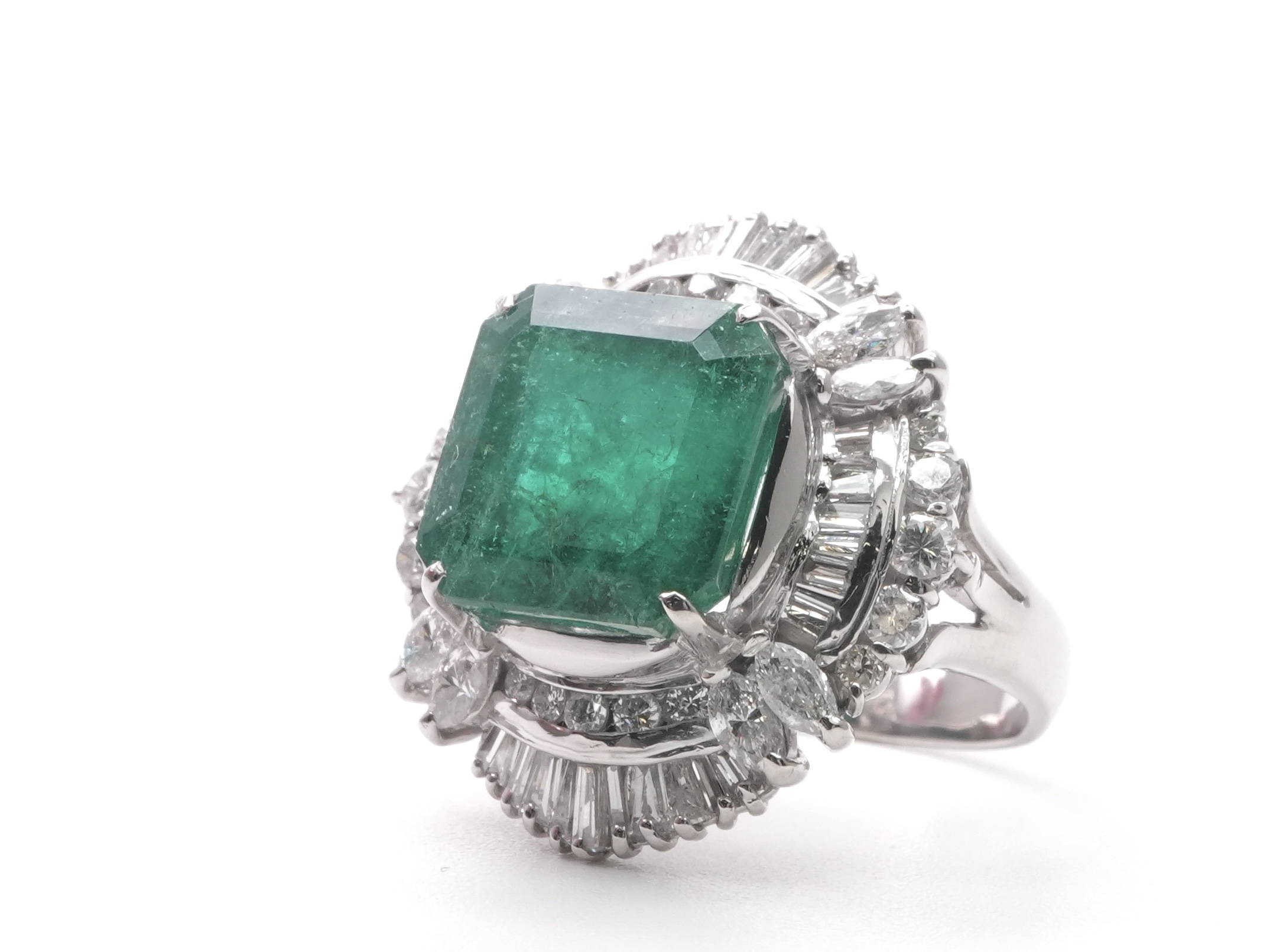 投稿記事「エメラルド ダイヤ リング Pt900 7.37ct D0.43ct 0.50ct 0.56ctを買取しました！」の商品画像