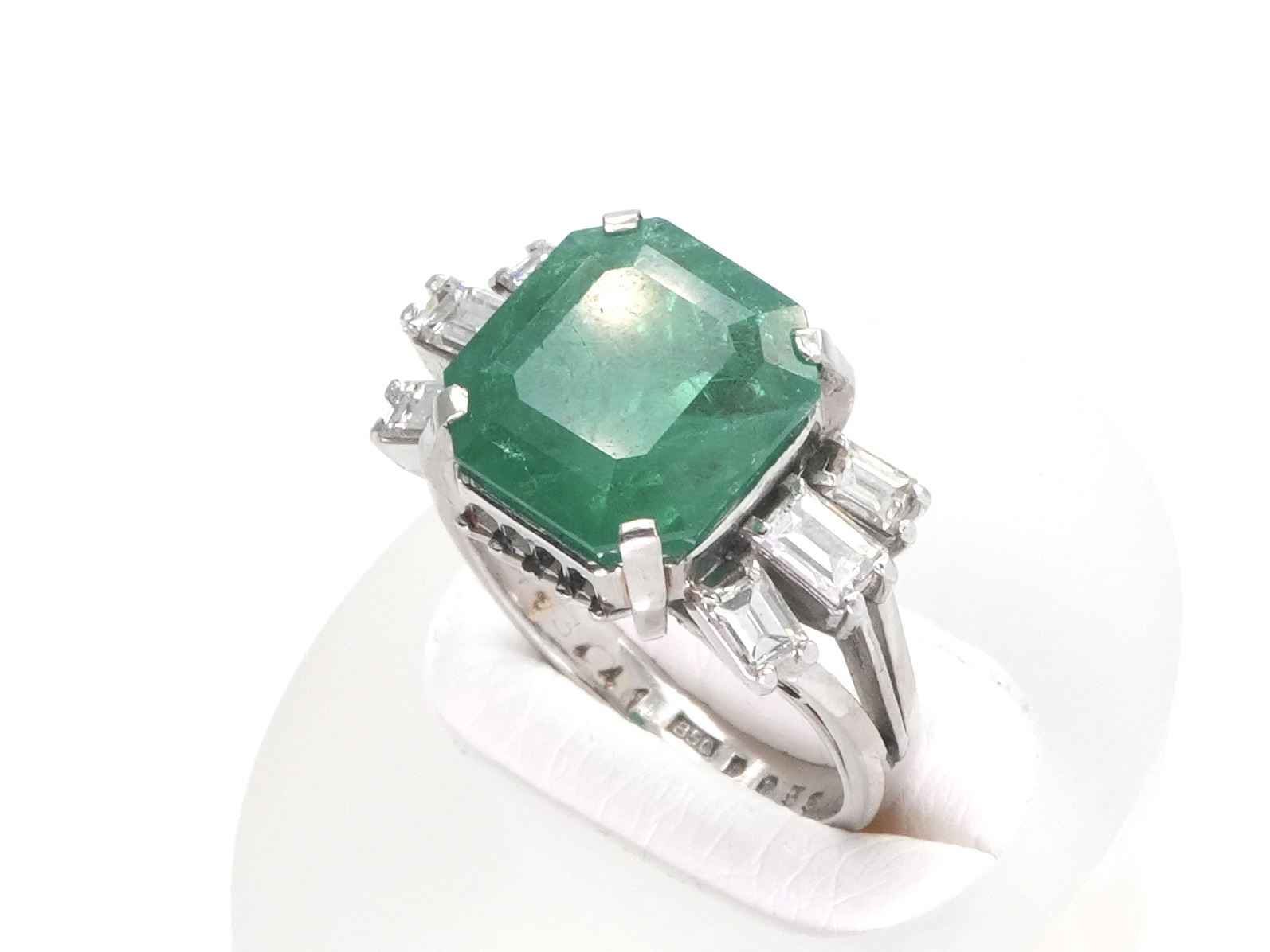 投稿記事「エメラルド ダイヤ リング Pm 4.341ct D0.59ctを買取しました！」の商品画像