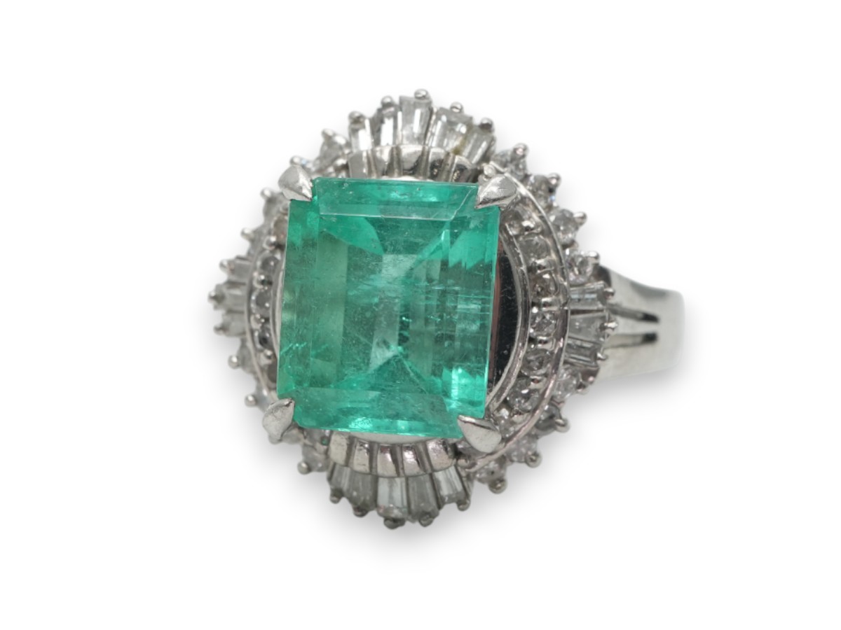 投稿記事「エメラルド ダイヤ リング Pt900 2.82ct D0.54ctを買取しました！」の商品画像