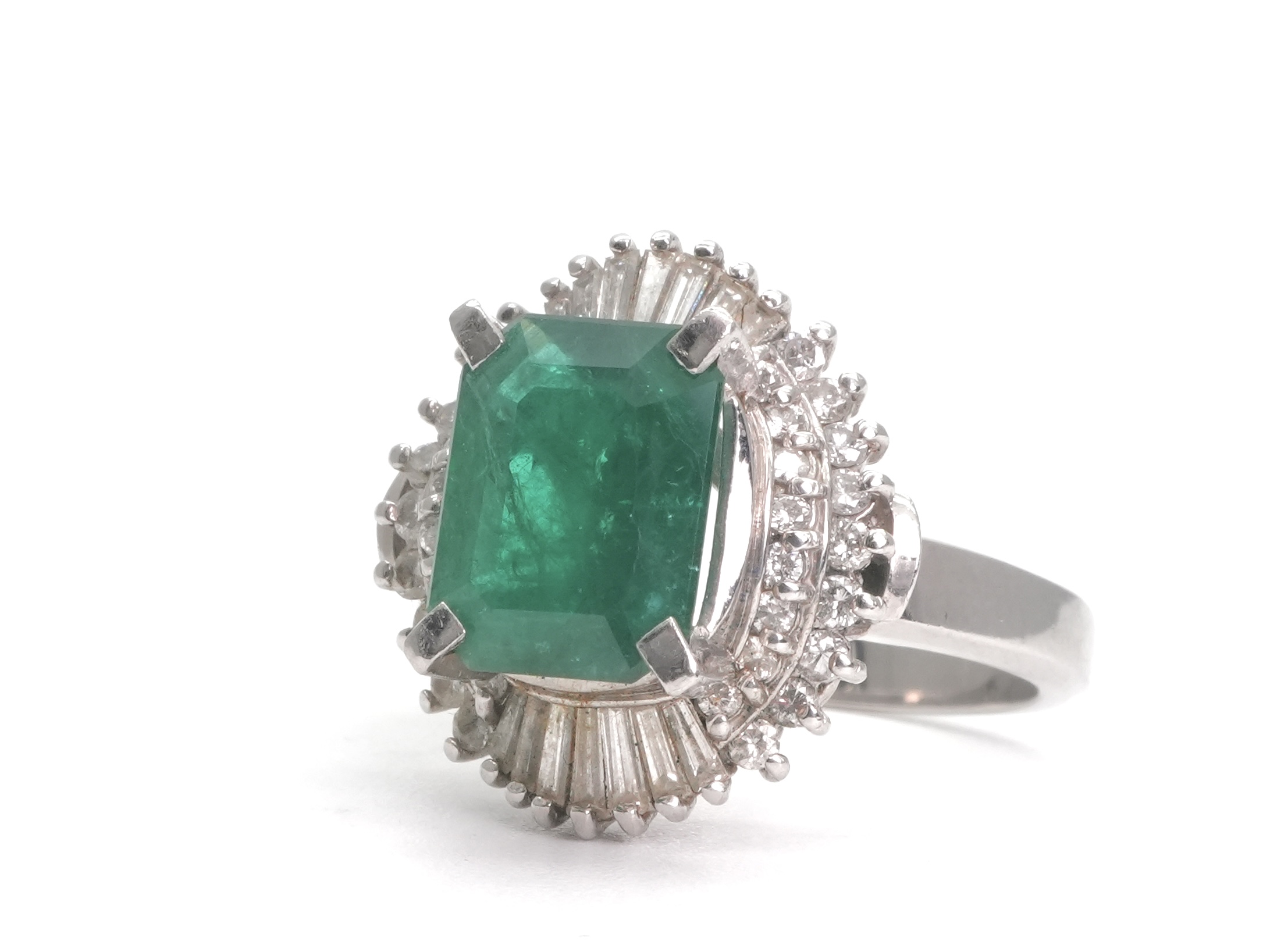 投稿記事「エメラルド ダイヤモンド リング Pt900 2.28ct D0.88ctを買取しました！」の商品画像