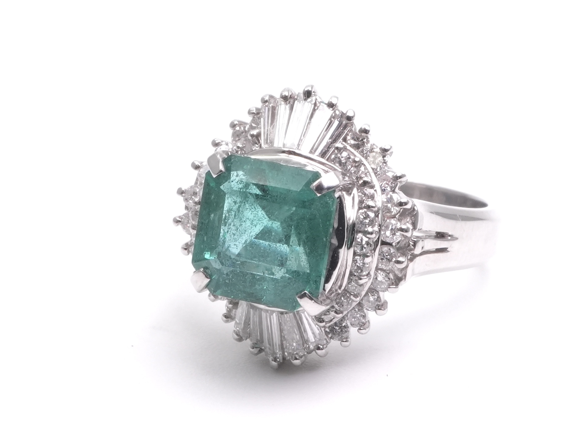 投稿記事「エメラルド ダイヤモンド リング Pt900 2.52ct D0.81ctを買取しました！」の商品画像