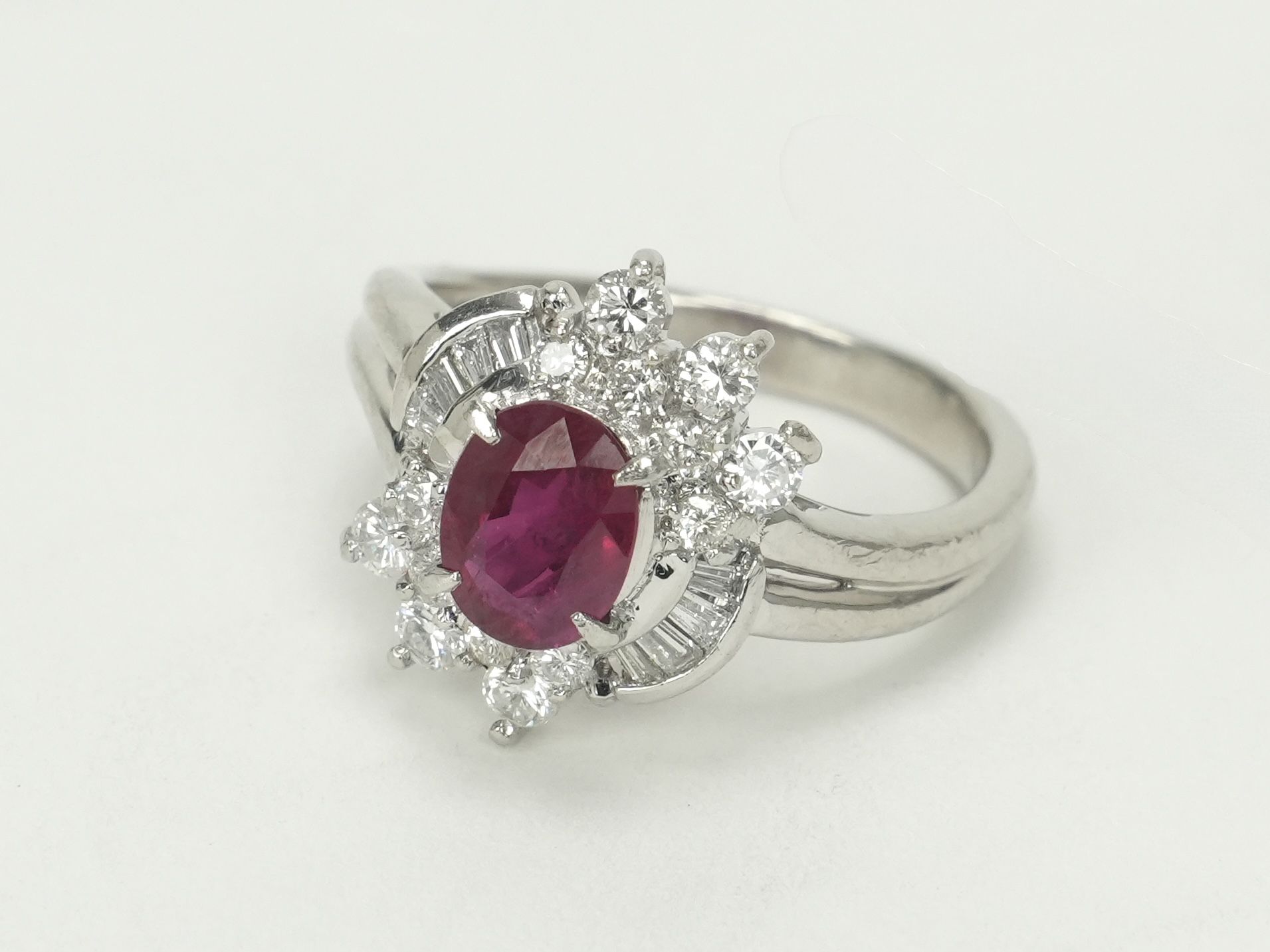 投稿記事「ルビー ダイヤモンド リング Pt900 1.22ct D0.60ctを買取しました！」の商品画像