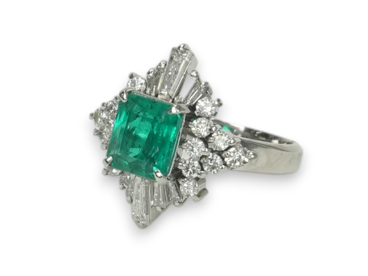 投稿記事「エメラルド ダイヤ リング Pt900 1.40ct 0.96ct プラチナを買取しました！」の商品画像