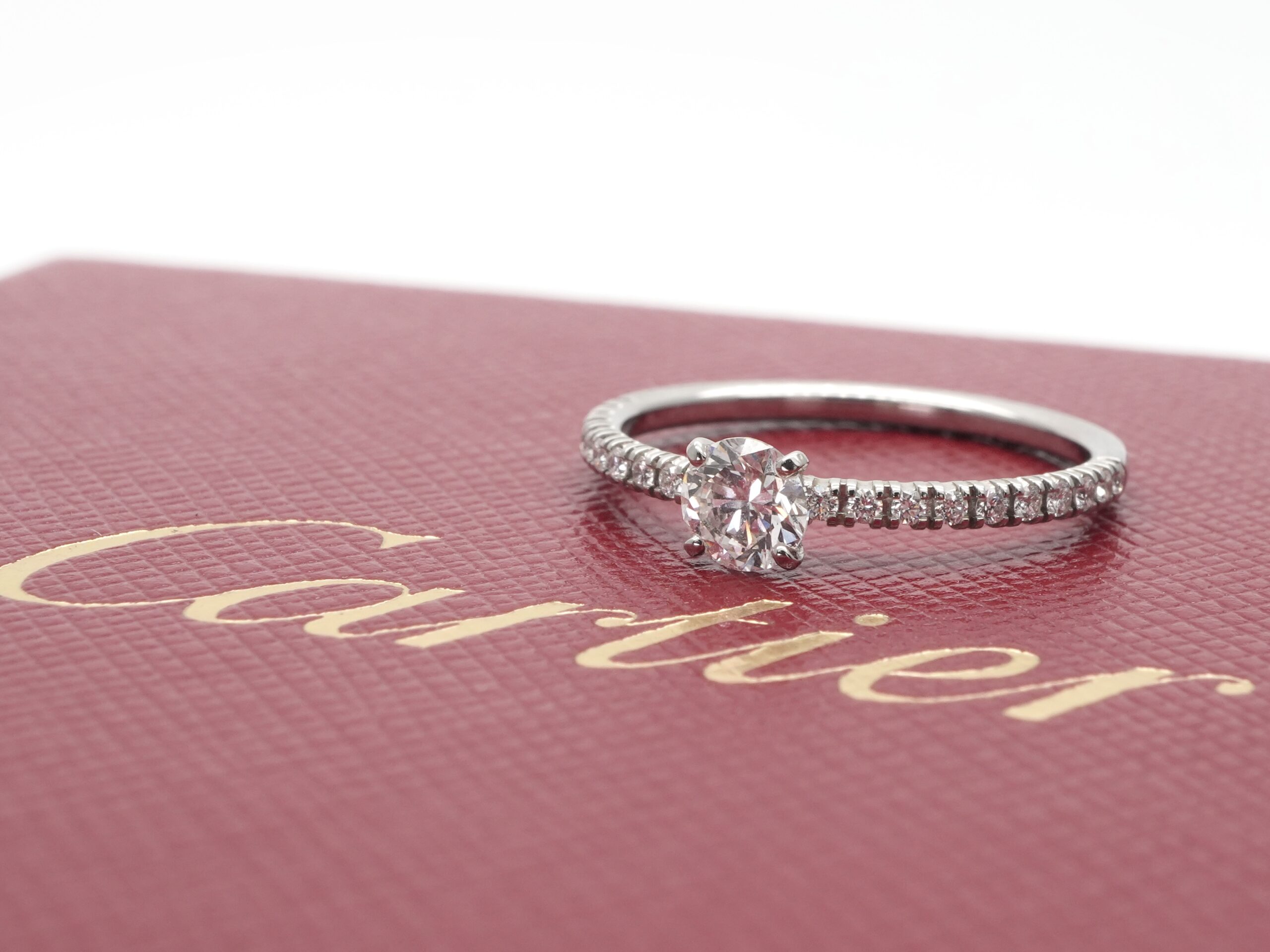 投稿記事「カルティエ エタンセル ドゥカルティエ ハーフエタニティ ダイヤモンド リング Pt950を買取しました！」の商品画像