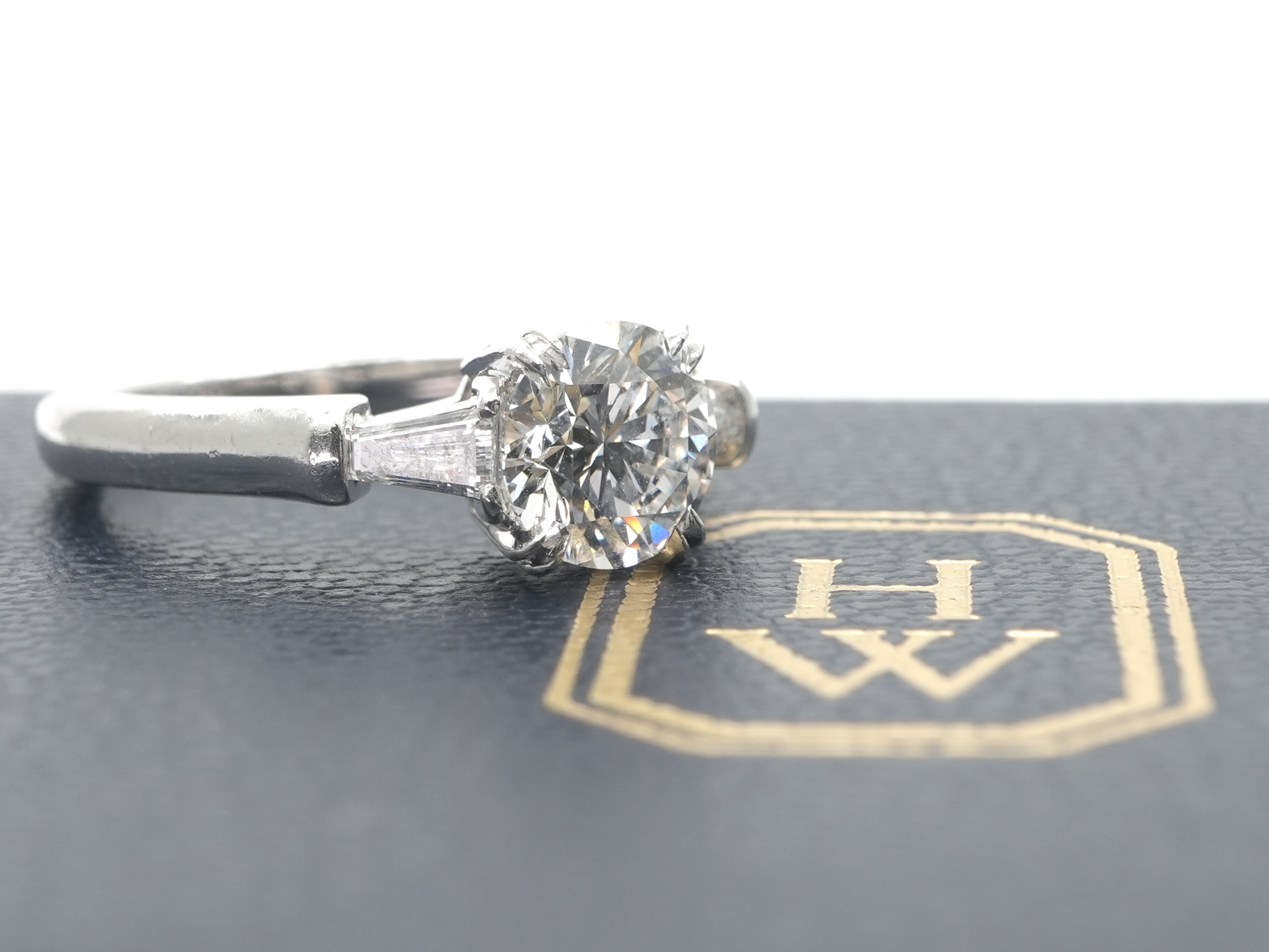 投稿記事「ハリーウィンストン ラウンドカット クラシック リング Pt950 ダイヤモンド 1.01ctを買取しました！」の商品画像