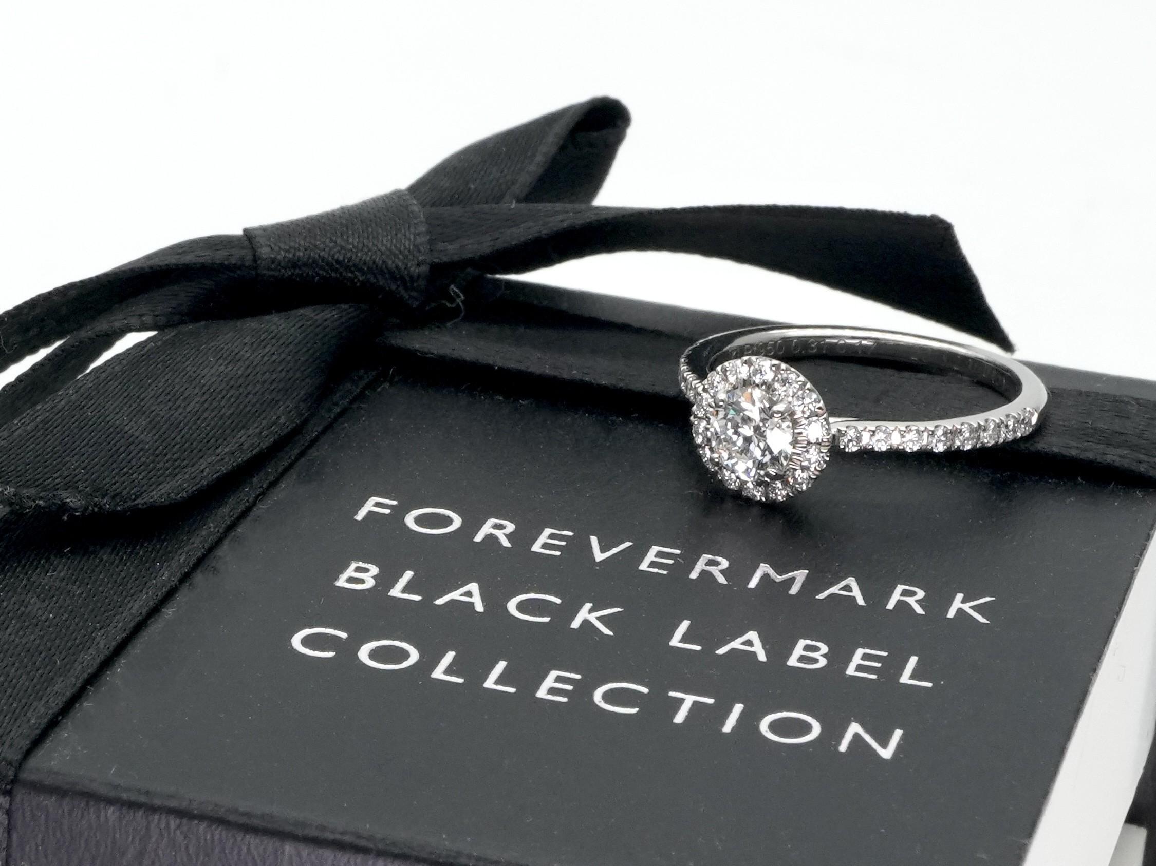 投稿記事「フォーエバーマーク エンゲージメント リング Pt950 ダイヤモンド 0.31ctを買取しました！」の商品画像