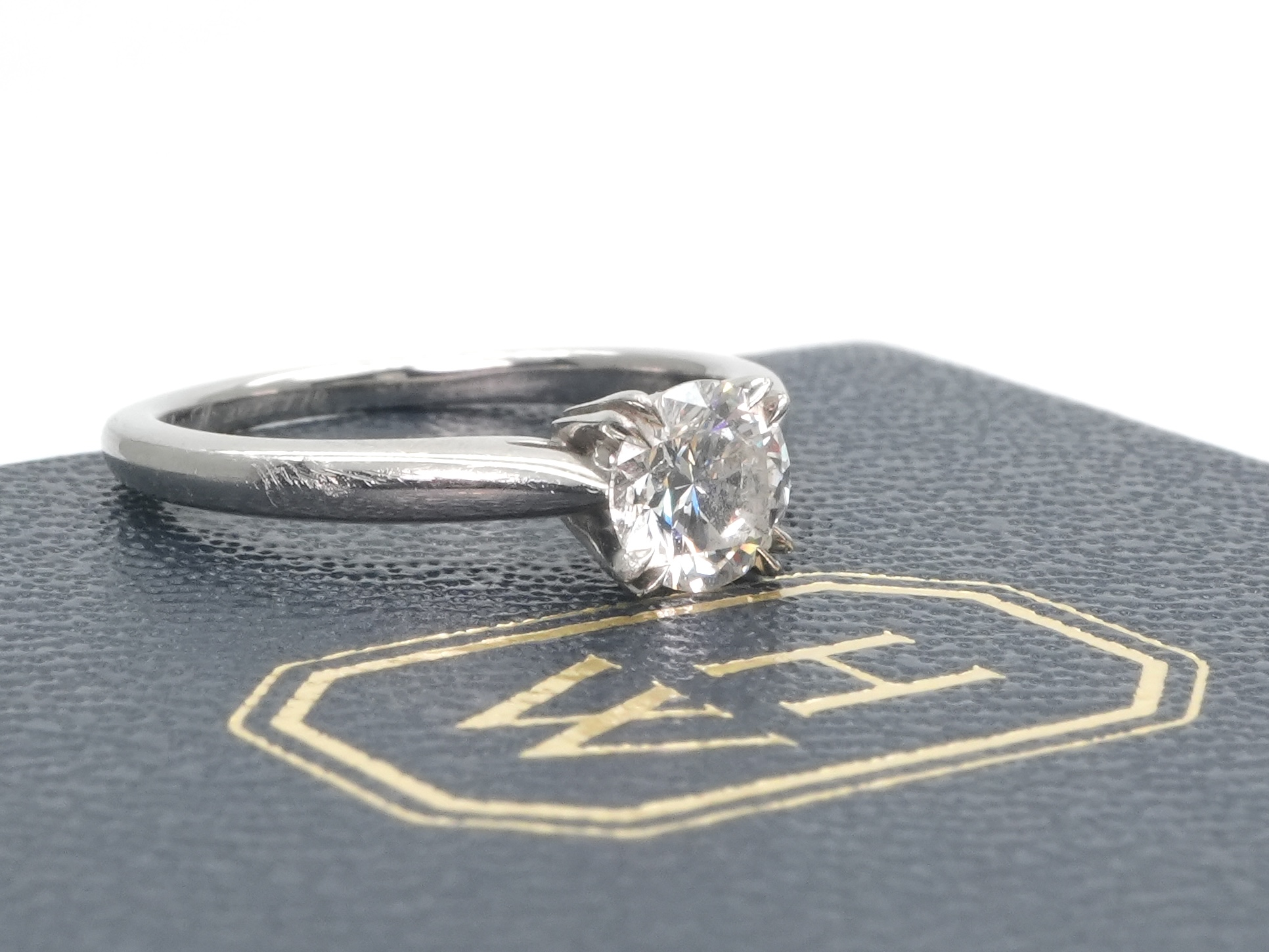 投稿記事「ハリーウィンストン ソリティア ダイヤモンド エンゲージリング Pt950 0.57ctを買取しました！」の商品画像