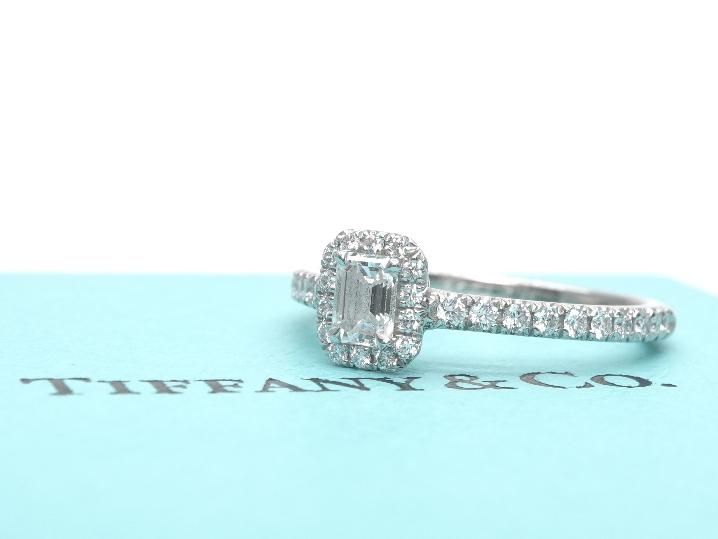 投稿記事「ティファニー ソレスト ダイヤ リング エメラルドカット 0.21ct Pt950を買取しました！」の商品画像