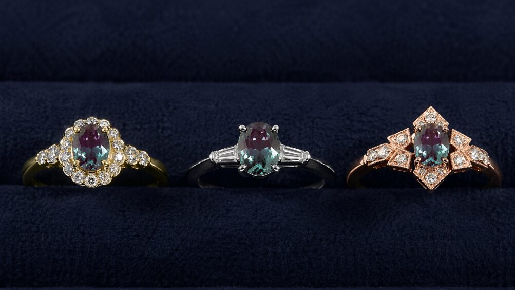 3つのブランドスタイルのアレキサンドライトリング（イエローゴールド、プラチナ、ローズゴールド）を並べた比較構図