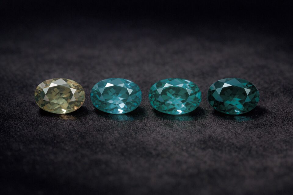 グレードの異なる4つのアレキサンドライトルース