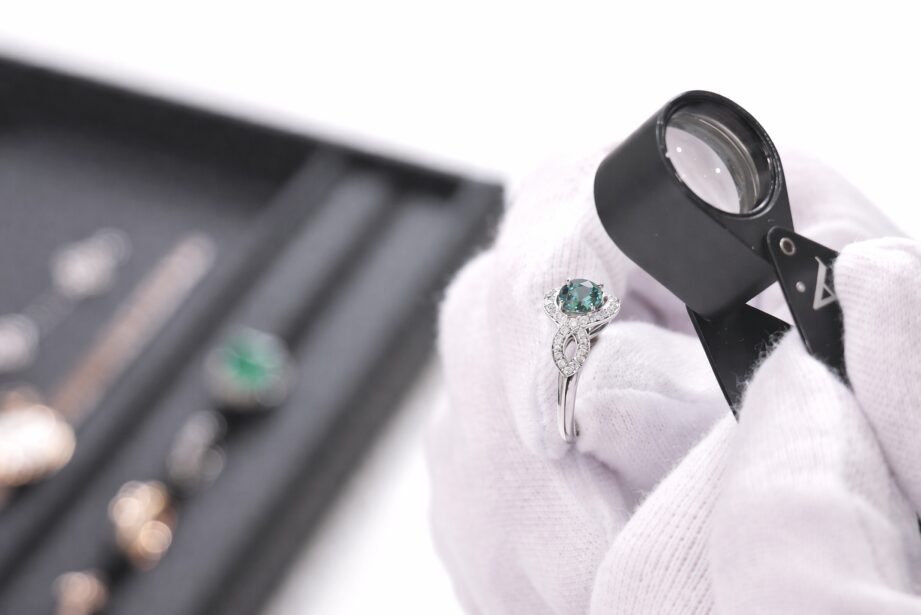 ルーペでアレキサンドライトをチェックするイメージ画像