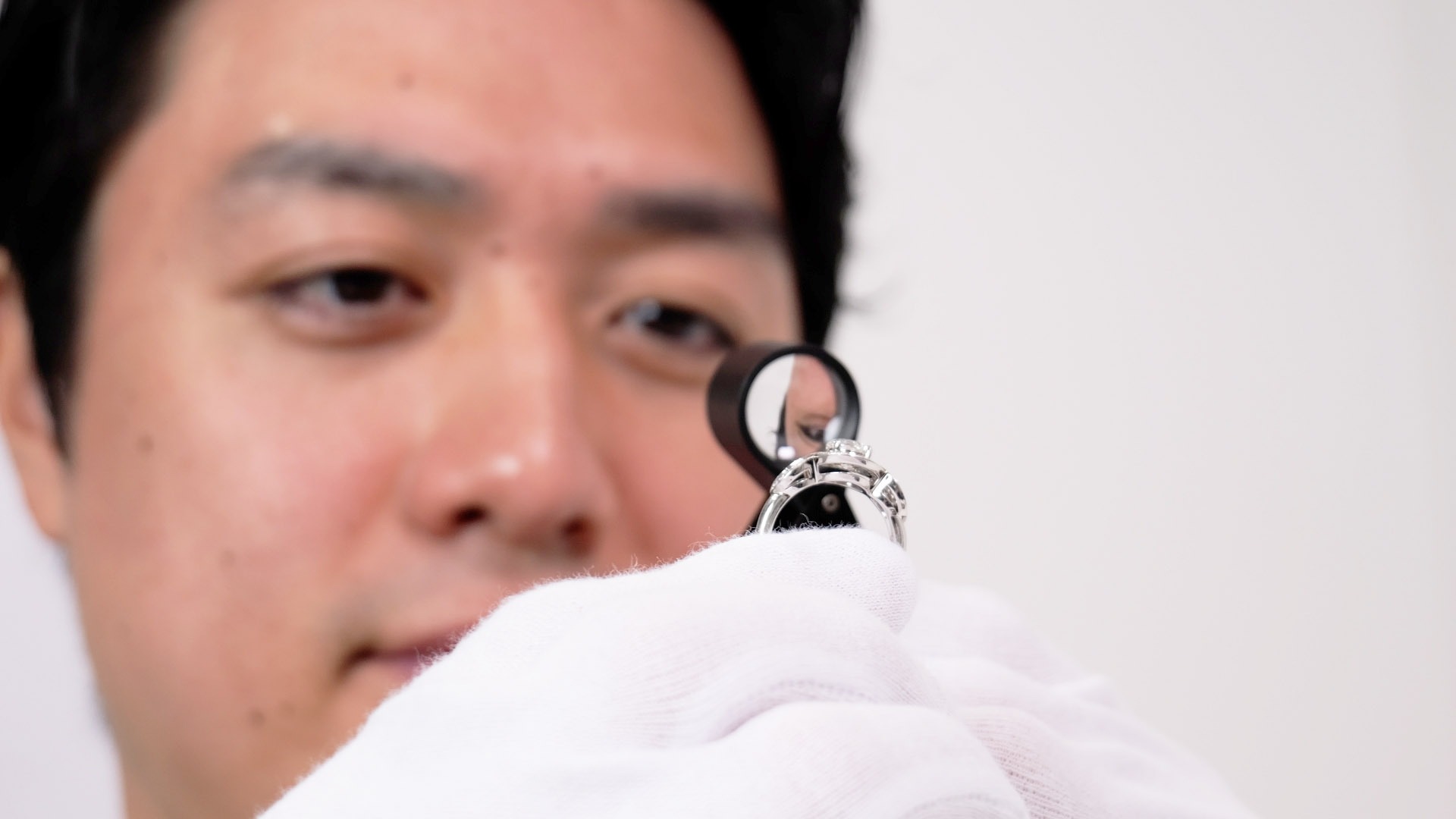 おもいお鑑定士がダイヤモンドのリングを査定しているイメージ画像