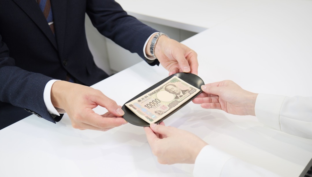 買取金をお渡ししているイメージ画像