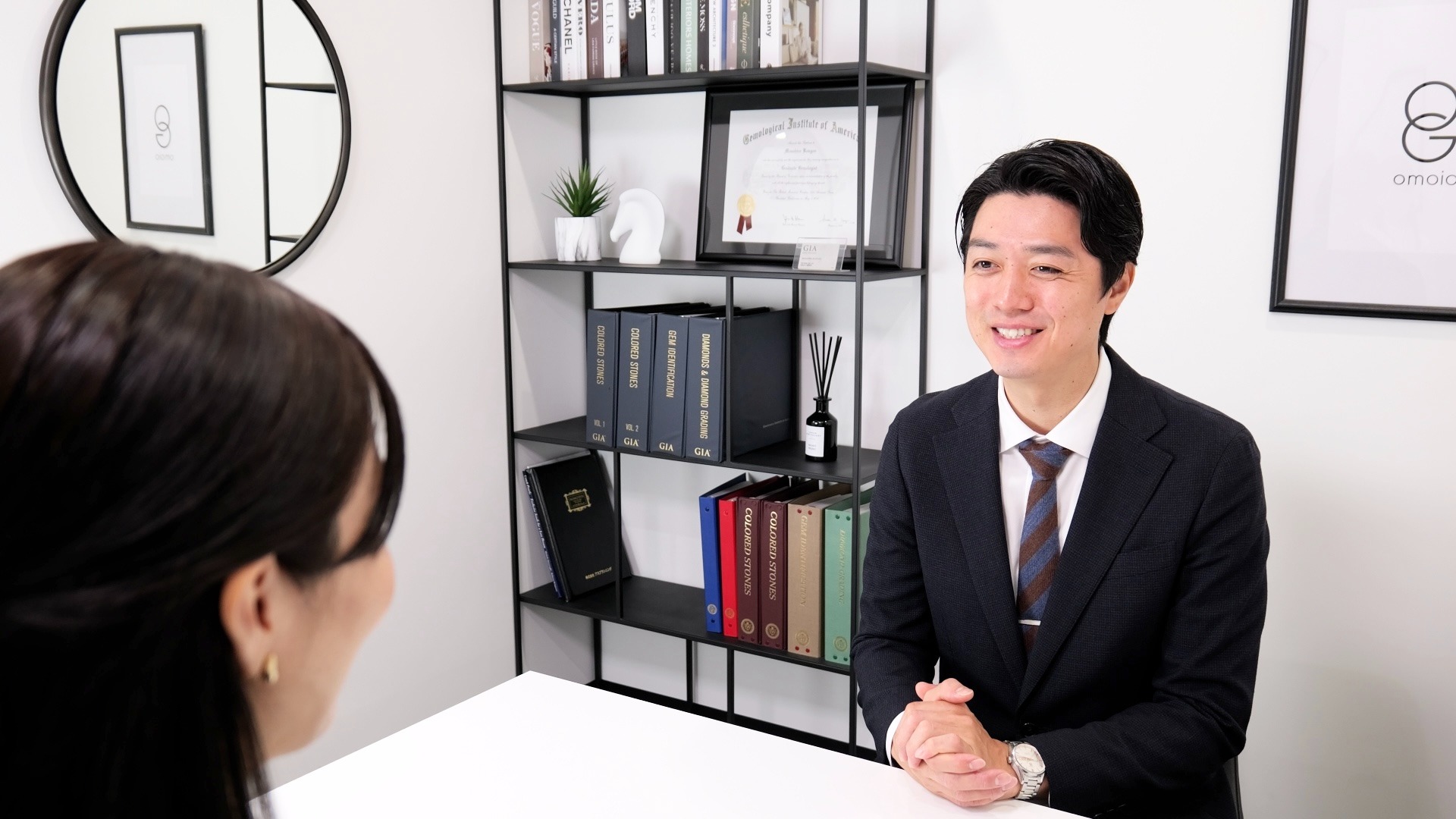 鑑定士がお客様とお話ししているイメージ画像