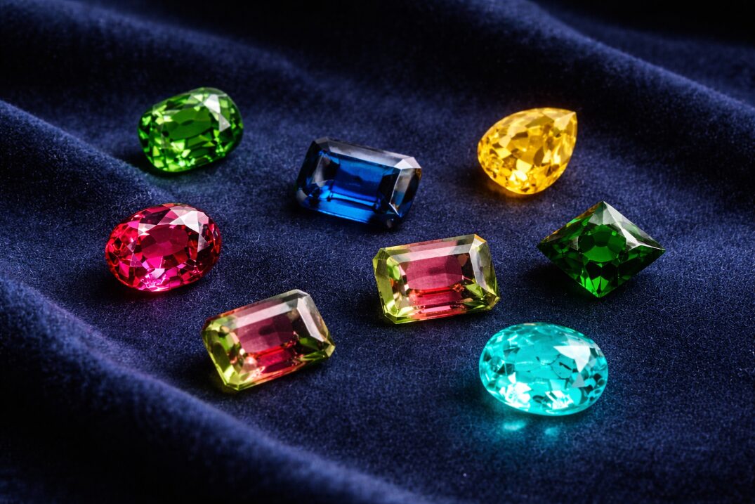 トルマリンの種類別カラーバリエーション。ルベライト、インディゴライト、パライバトルマリンなど7種