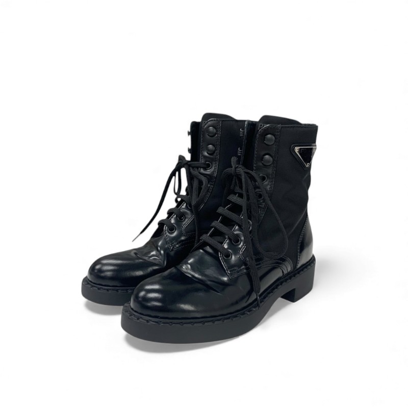 投稿記事「プラダ Re-Nylon ナイロン ブラッシュドレザー トライアングルロゴ ショートブーツ ブラックを買取しました！」の商品画像