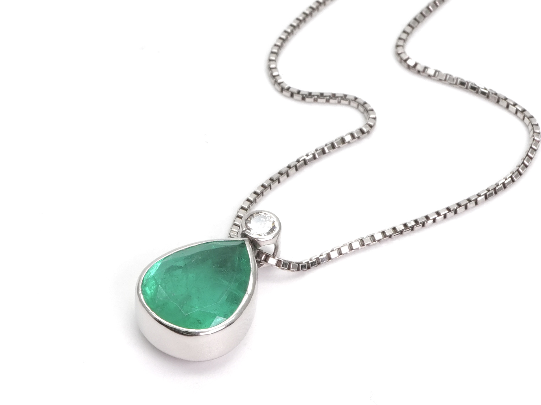 投稿記事「エメラルド ダイヤ ネックレス Pt900/Pt850 4.79ct D0.15ctを買取しました！」の商品画像