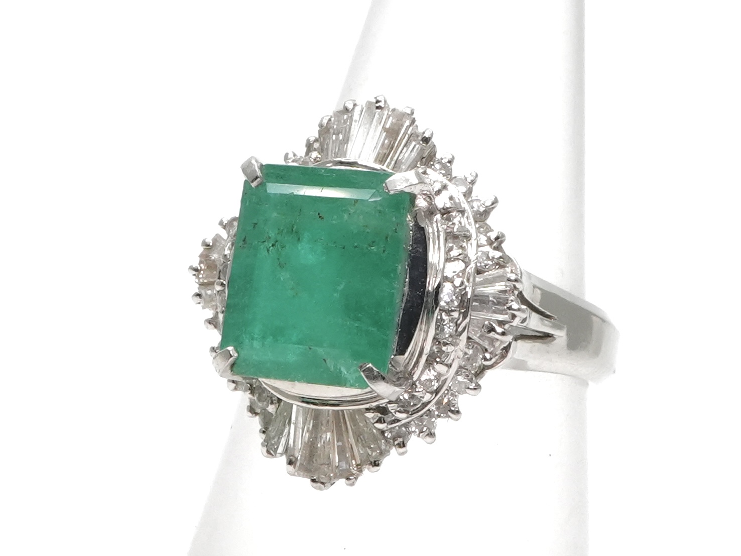 投稿記事「エメラルド ダイヤ リング Pt900 3.31ct D1.1ctを買取しました！」の商品画像