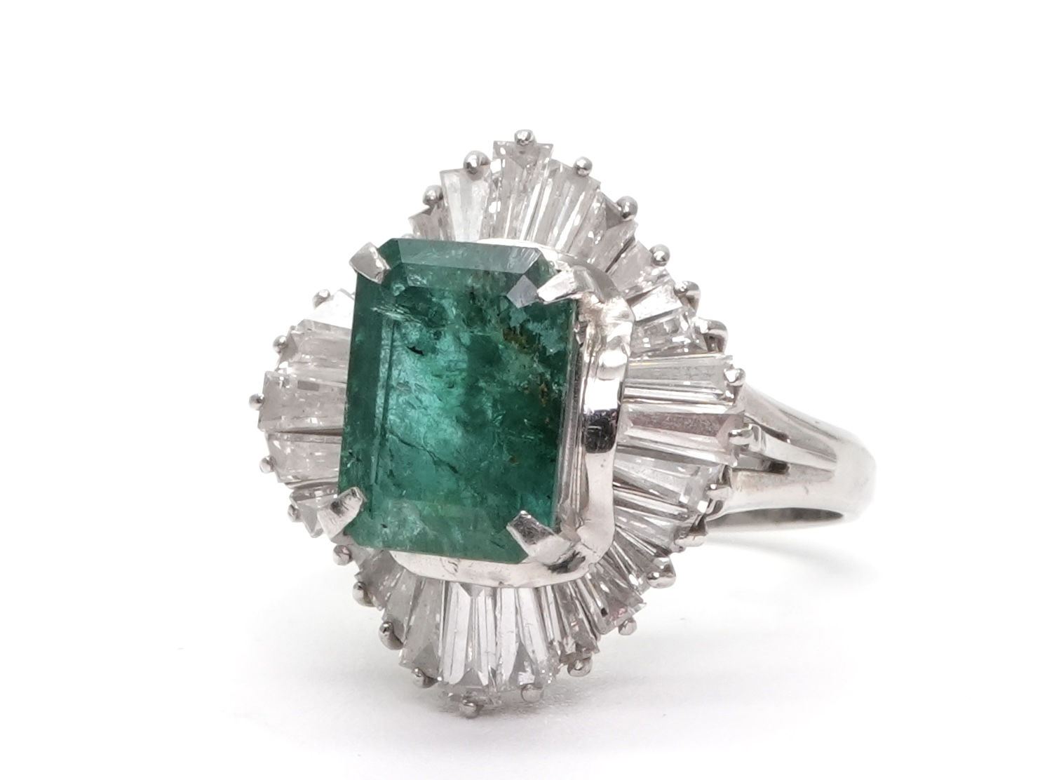 投稿記事「エメラルド ダイヤ リング Pt900 3.11ct 1.72ctを買取しました！」の商品画像