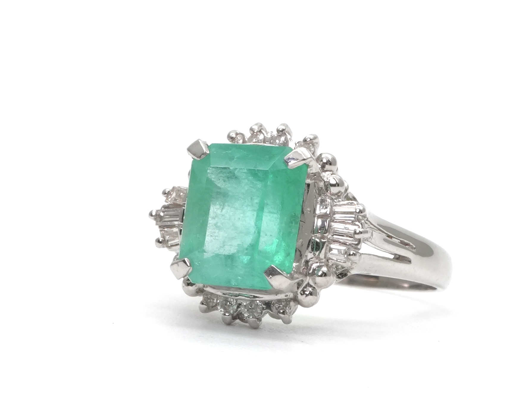 投稿記事「エメラルド ダイヤ リング Pt900 2.0ct 0.15ctを買取しました！」の商品画像
